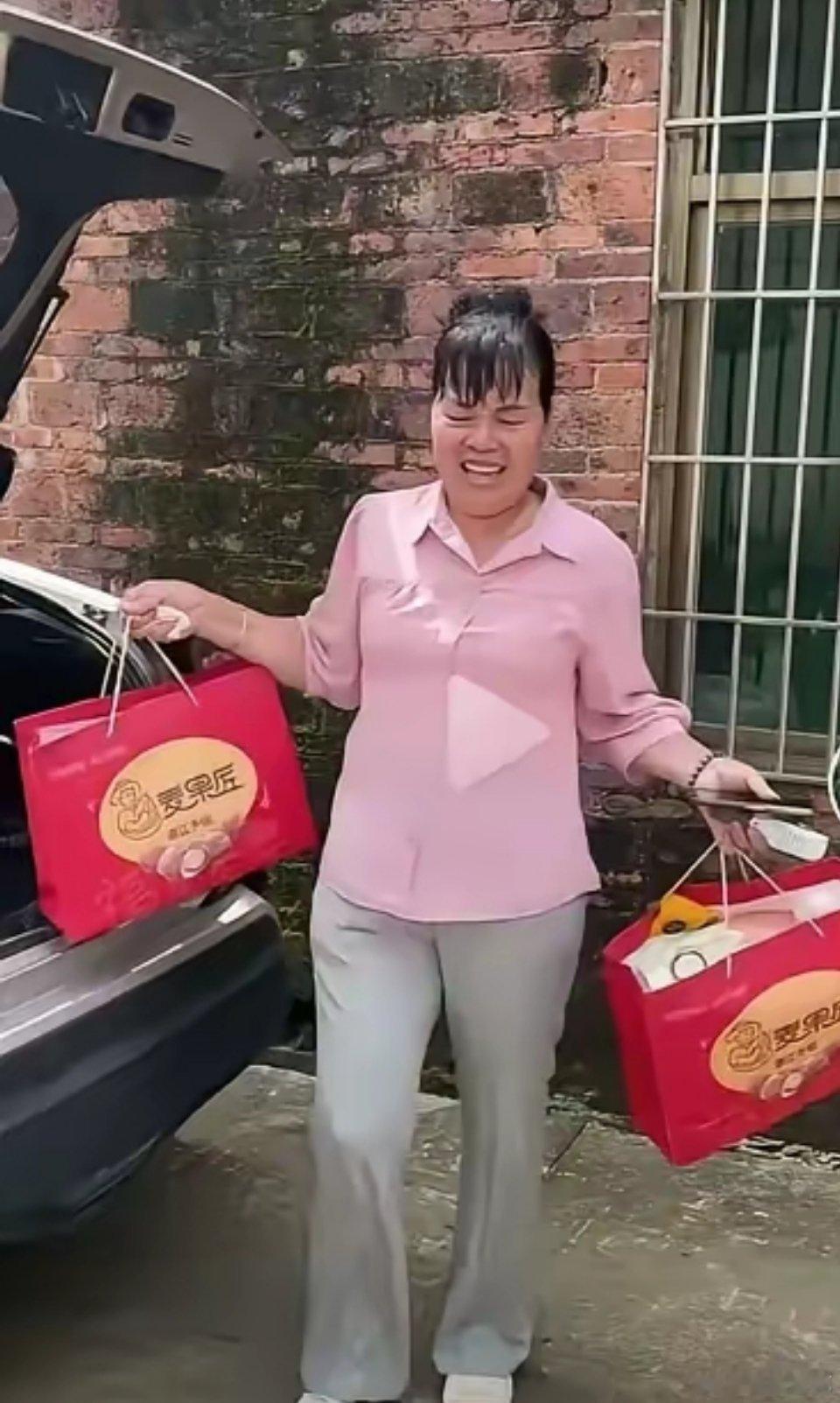 看到全红婵妈妈开豪车，大包小包的回娘家后，感觉她现在好有自信！一到村口所有人都亲