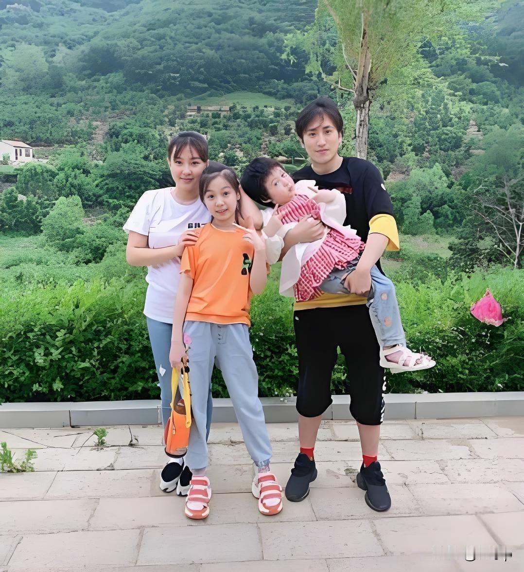 乡村爱情里的兰妮越长大越漂亮了她本名叫冯珺熙，2007年生人今年满打满算1