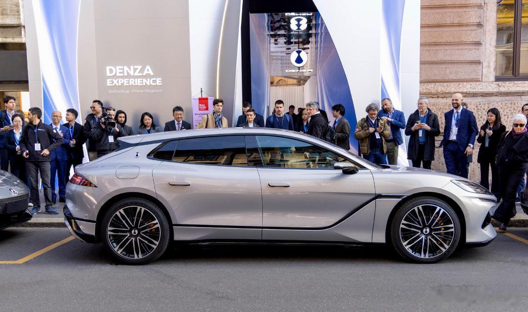 当地时间2026年4月8日，比亚迪旗下豪华新能源品牌腾势在巴黎歌剧院