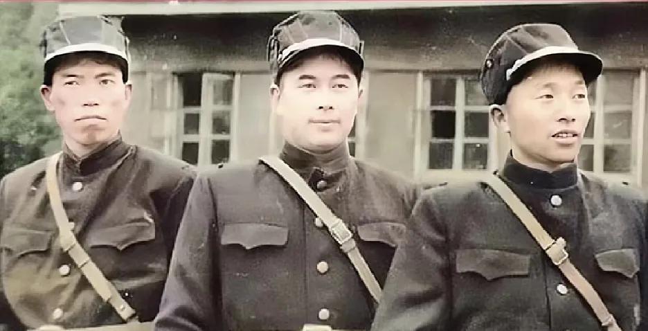 抗美援朝38军“万岁军”三大首长的一张珍贵合影，从左到右:38军军长梁兴初，