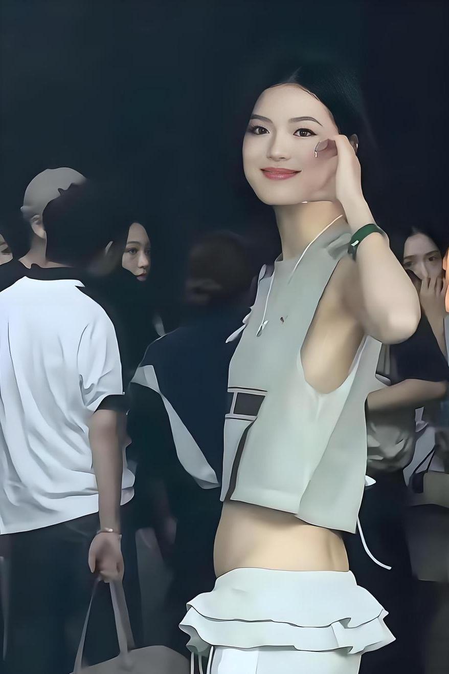 这种穿搭，你敢穿出门吗？街头看到小姐姐这身打扮，回头率直接拉满。短款