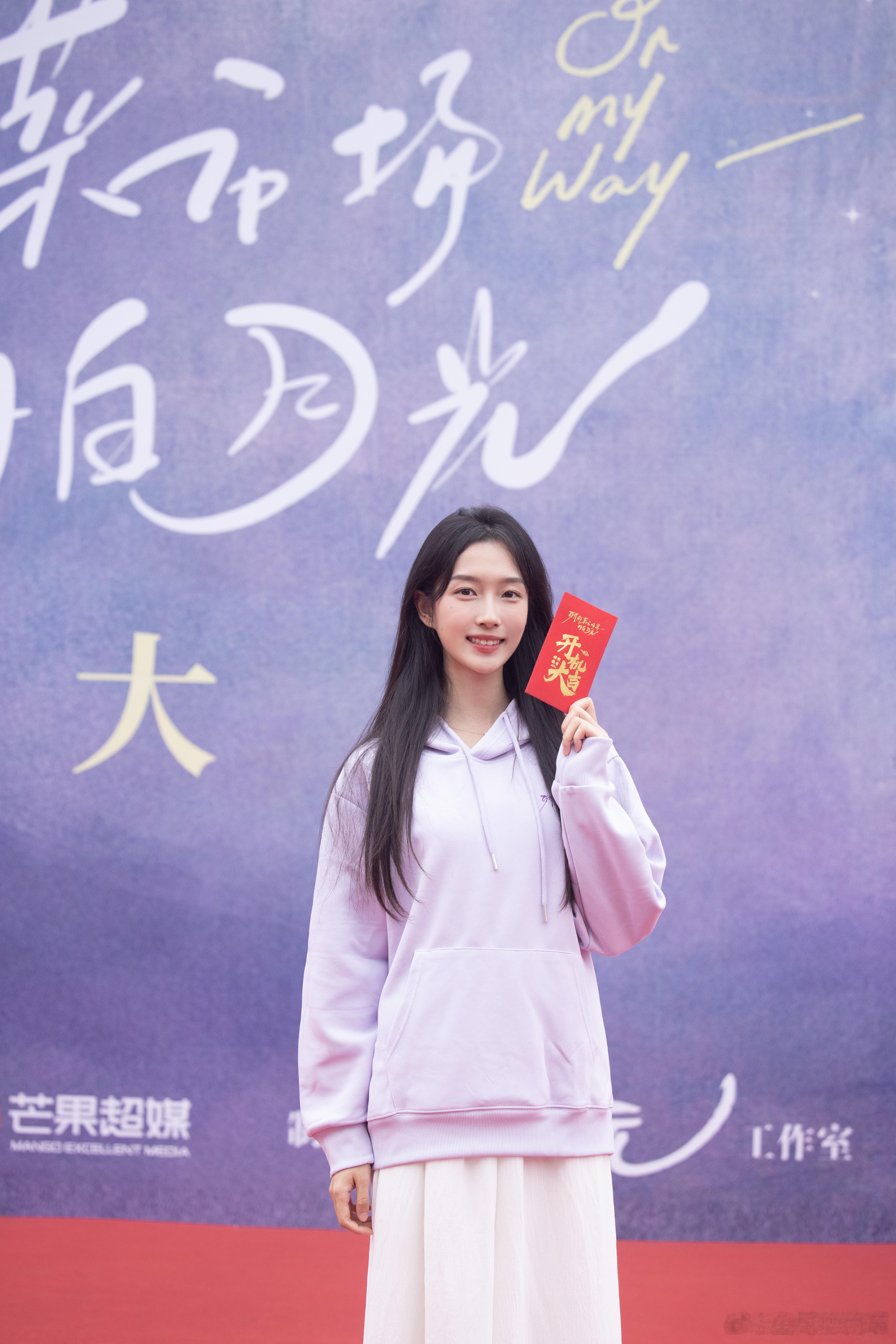 致我那菜市场的白月光有些风景看看就好，还是我自己比较珍贵。你好，我是苏和。致我