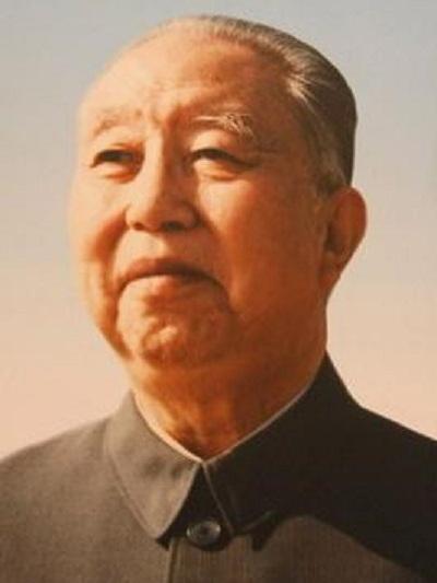 1981年11月，已经卸任的华国锋，一个人登上了泰山。陪同的山东干部，十几个人
