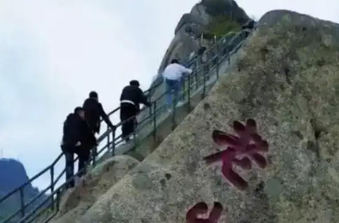 辽宁丹东凤城市凤凰山景区，51岁男子坐在一米高栏杆不慎坠崖身亡，距他只有四五米处