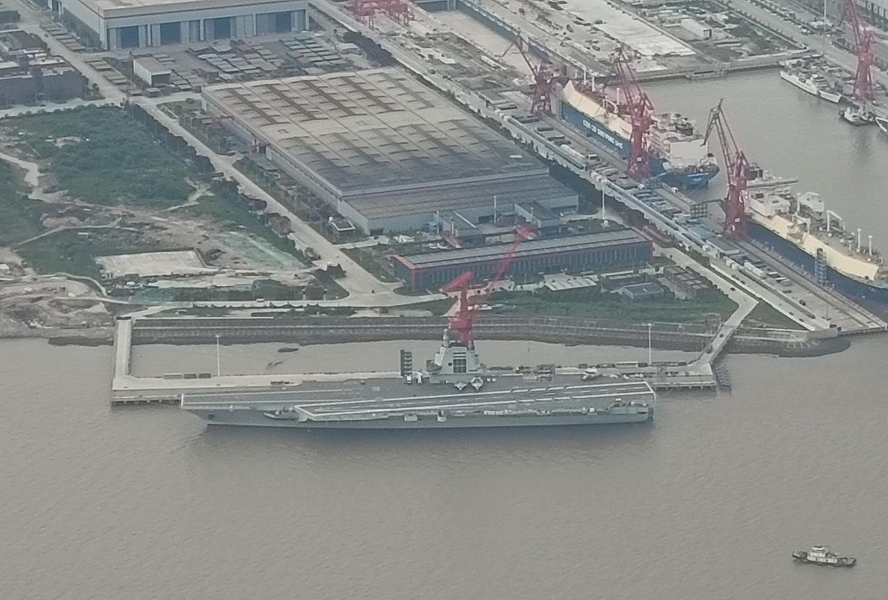 福建舰可能要刷舷号了！第8次海试归来，停靠在江边码头，原以为是要弹个小红车，但最