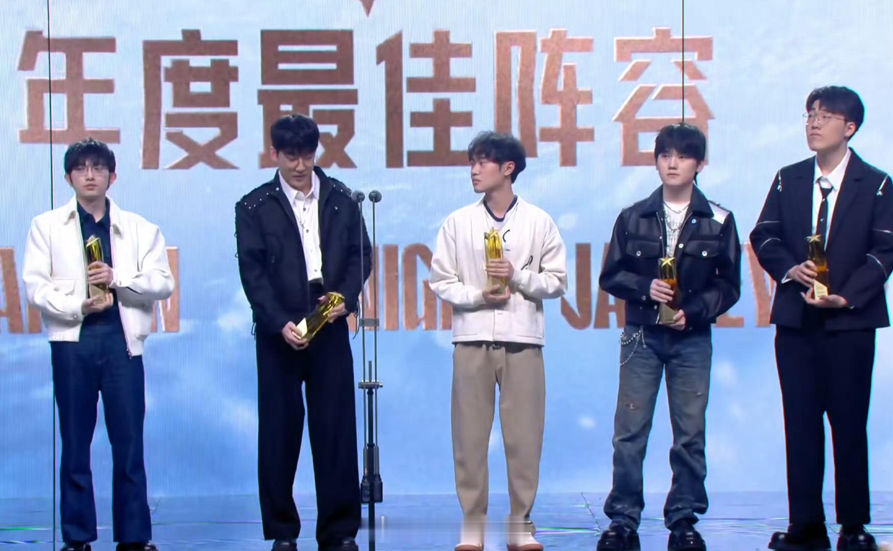 Tarzan最大赢家就我一个人关注到了左手的身高吗？哥哥貌似已经一般了，左手比他