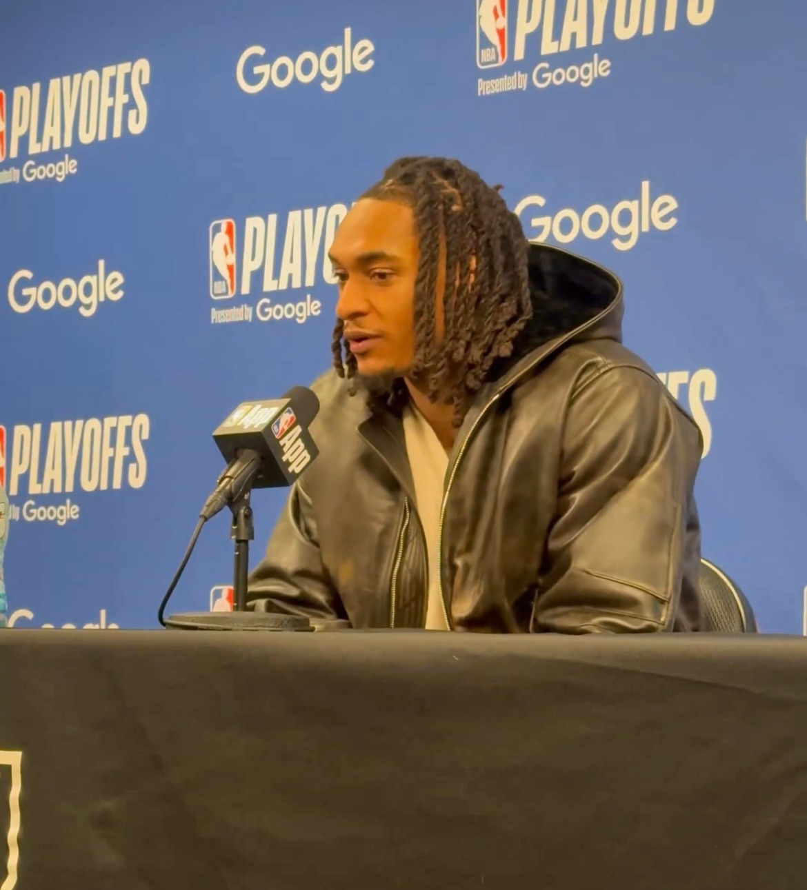 德文-瓦塞尔赛后谈到文班亚马的伤情:“下一个人顶上，每个人都必须站出来，我们知道