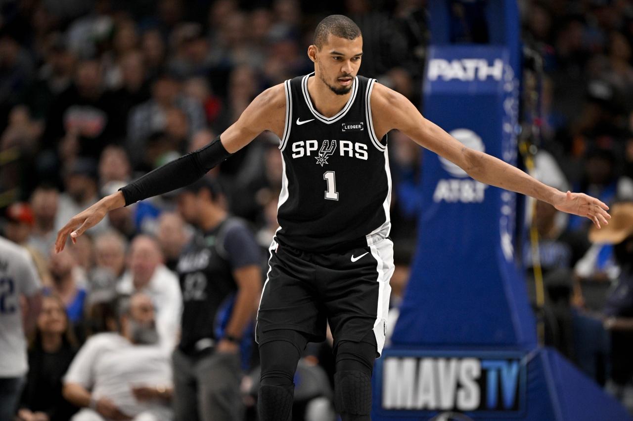 西部第二赢了，赛季第60胜！马刺115-102击败76人，文班亚马伤退！北