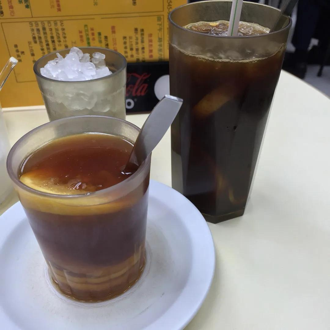 香港茶餐厅的特别饮料：柠啡柠啡，就是柠檬咖啡，也叫港式柠檬咖啡，被誉为茶餐厅