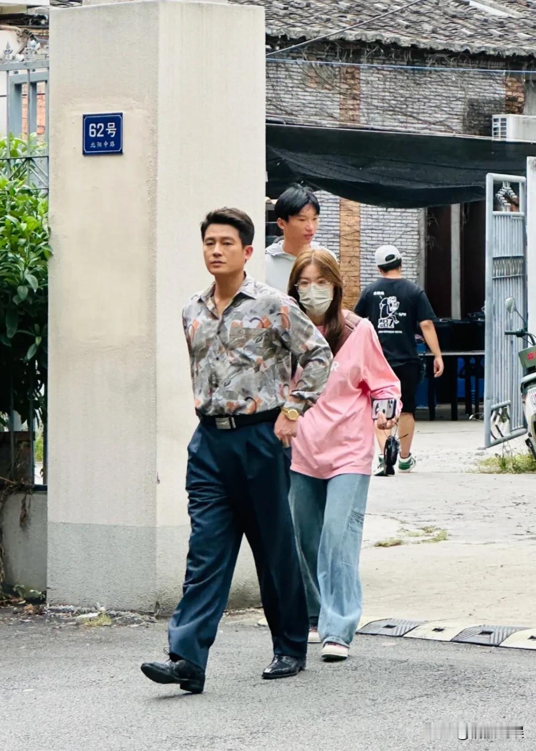 欧豪现身福州拍戏，留着三七分发型，穿着花衬衫，肤色有点黑，脸、身材都发福不少，手