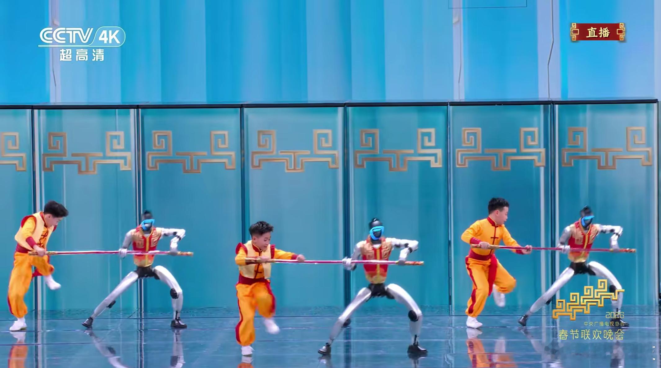 机器人全面入侵春晚难以置信的灵活度和稳定性，去年的机器人还是个老太太，今年已经双