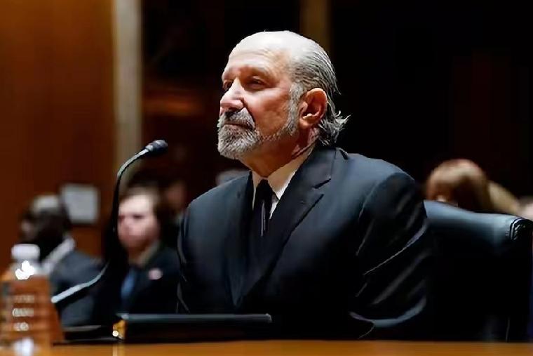 2月11日，美联社报道:“卢特尼克周二在国会听证会改口，承认2008年爱泼斯坦定