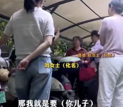 脸比城墙拐弯都厚！湖南长沙，一女子发现，丈夫和女邻居发生了关系，女子气的发抖，立