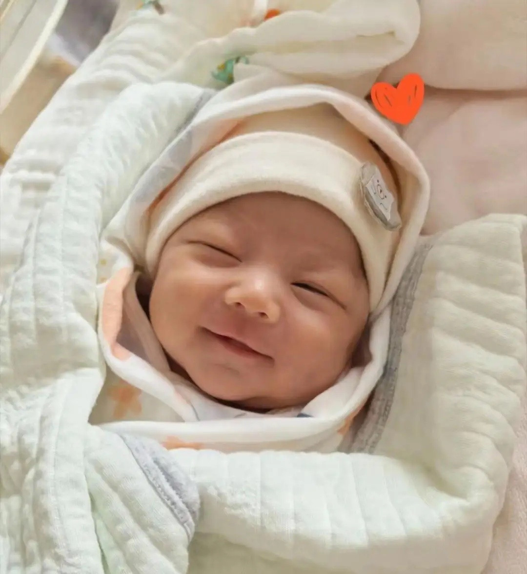 汪小菲到月子中心看望新出生的小儿子，他亲自抱着儿子，温柔地帮儿子拍打后背，动作熟