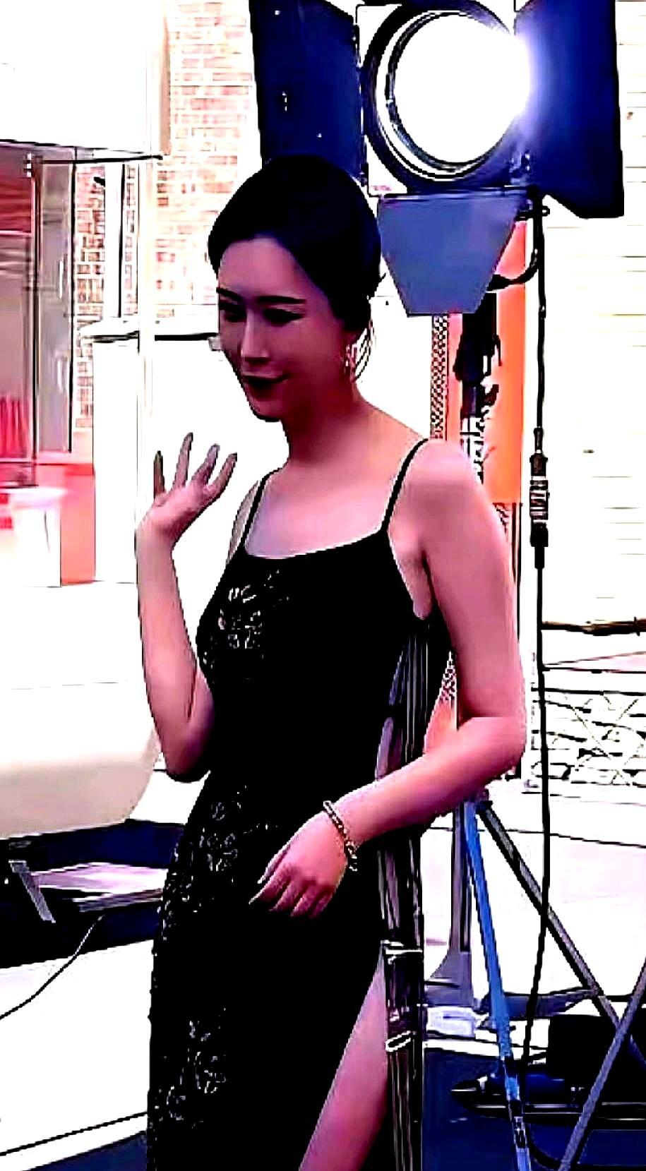 62岁的章小蕙，一条细吊带，穿得松弛发光，像在讲半辈子的故事。田朴珺也穿同