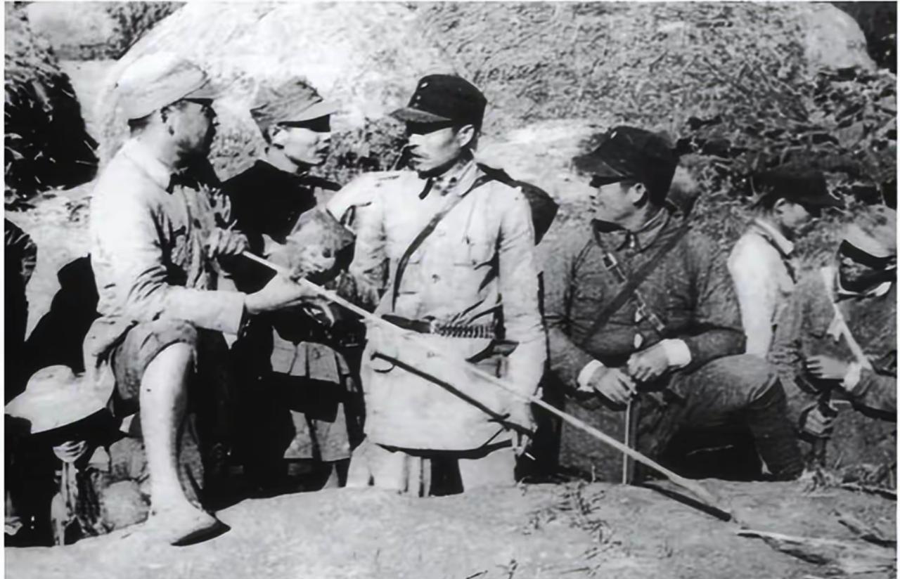 1929年，上级找到滕海清：“你去拉队伍，能拉多大，就当多大的官。”几个月后，
