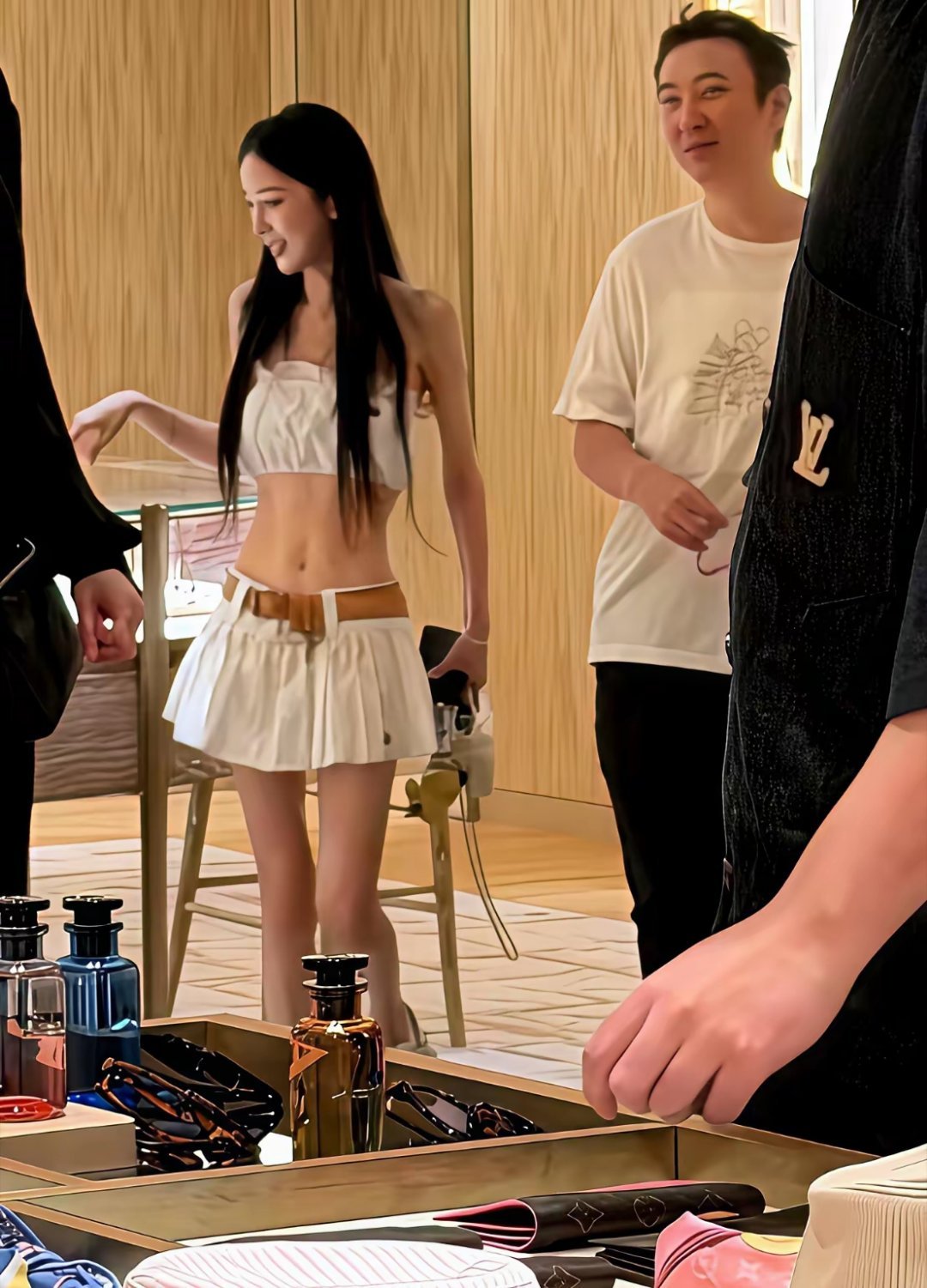 王思聪被拍到在日本逛LV，手里牵着个十年前的前女友，评论区直接把他踩成村里连媳妇