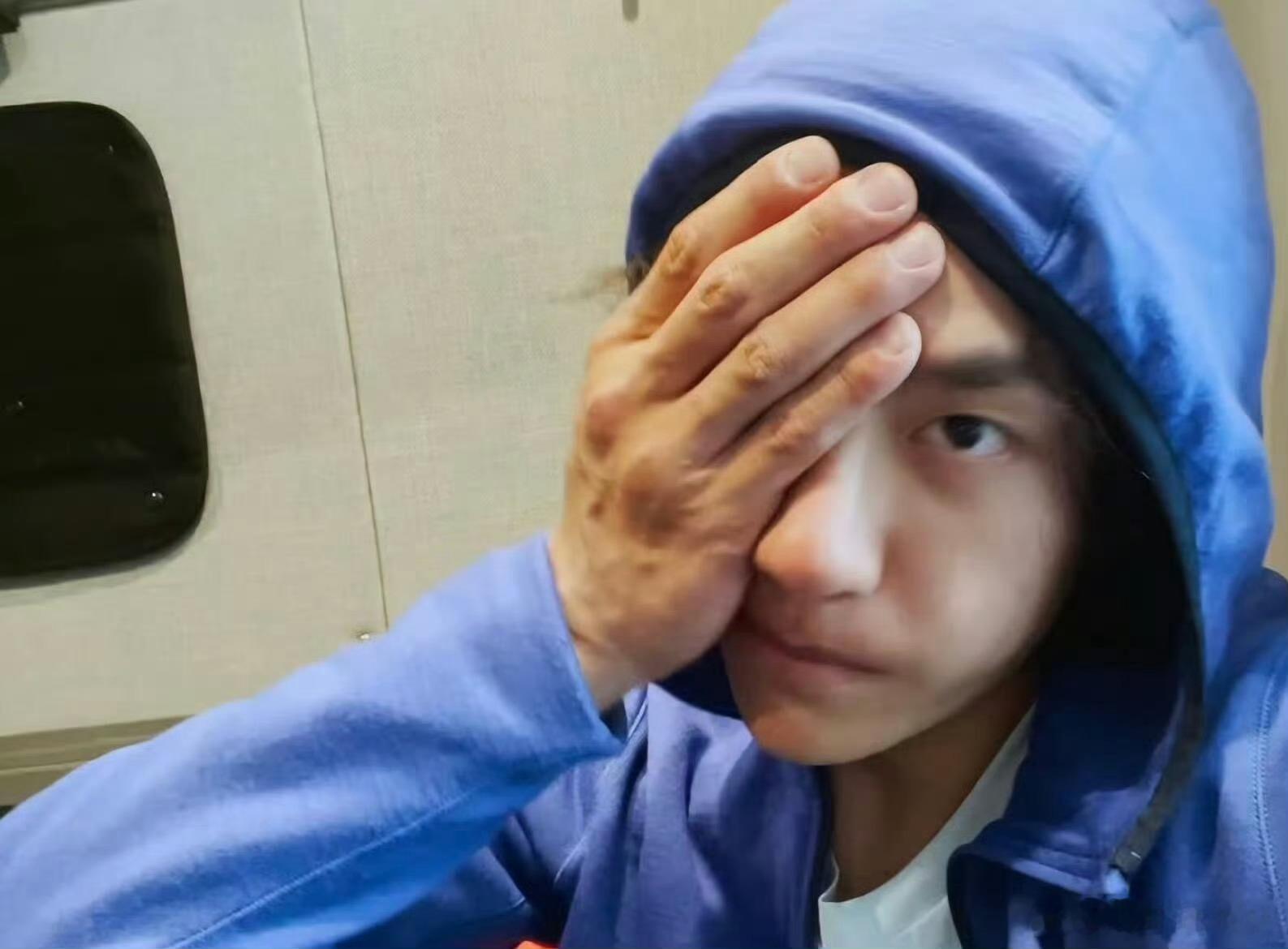 王一博脸和手反差感手也有了努力的痕迹