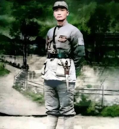 他是陕军98军著名长胜团第247团团长冯汉英，竟在1941年被俘之后，反手斩杀了