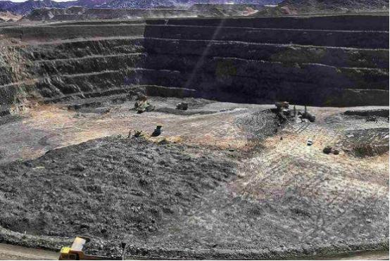 中国买矿石坚持用人民币，不玩美元那一套了。美国要求澳大利亚必须用美元售卖（矿石）