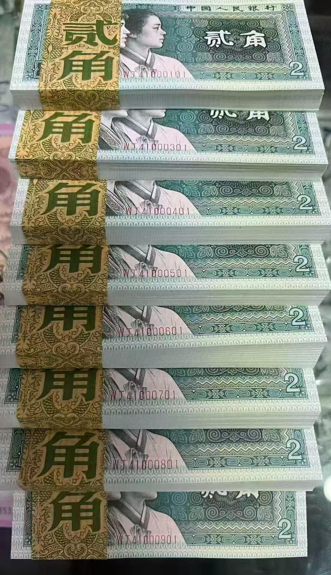 一位粉丝2015年花30000元买了一捆第三套人民币2角大桥，当时是按照无4和无