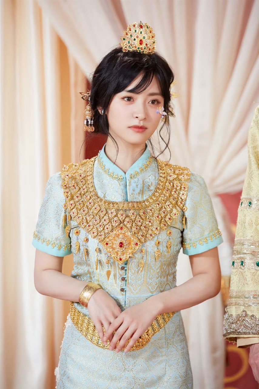 娱乐沈月说一会儿给大家跳孔雀舞沈月傣服造型被沈月傣服美晕了，好有风情​