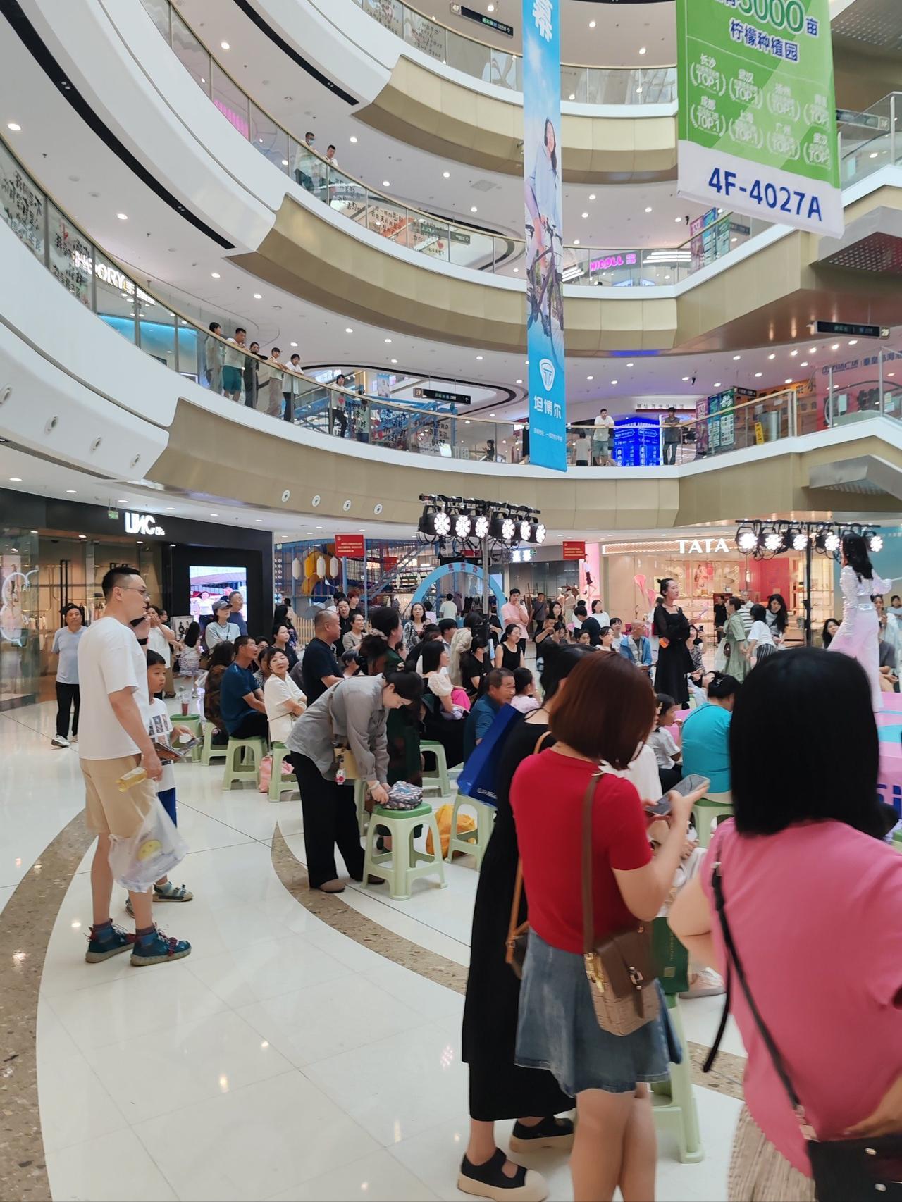 长沙第一高楼“君尚”终于开业啦！今天是12月11号，地处星沙方略广场的天虹旗下