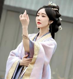 宣璐领衔主演的折腰今日要播了，她饰演的是钓系女反派苏娥皇，苏娥皇野心勃勃、心机深