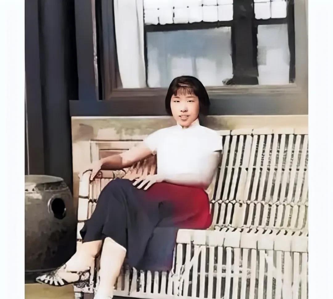这才是王光美年轻时的真实貌相，并非演员饰演的角色！这张珍贵的老照片拍摄于1940