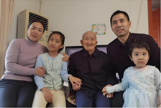 内蒙古一光棍收养两个月大男婴，含辛茹苦把他养大。40年后，男孩当上了武警上校军官