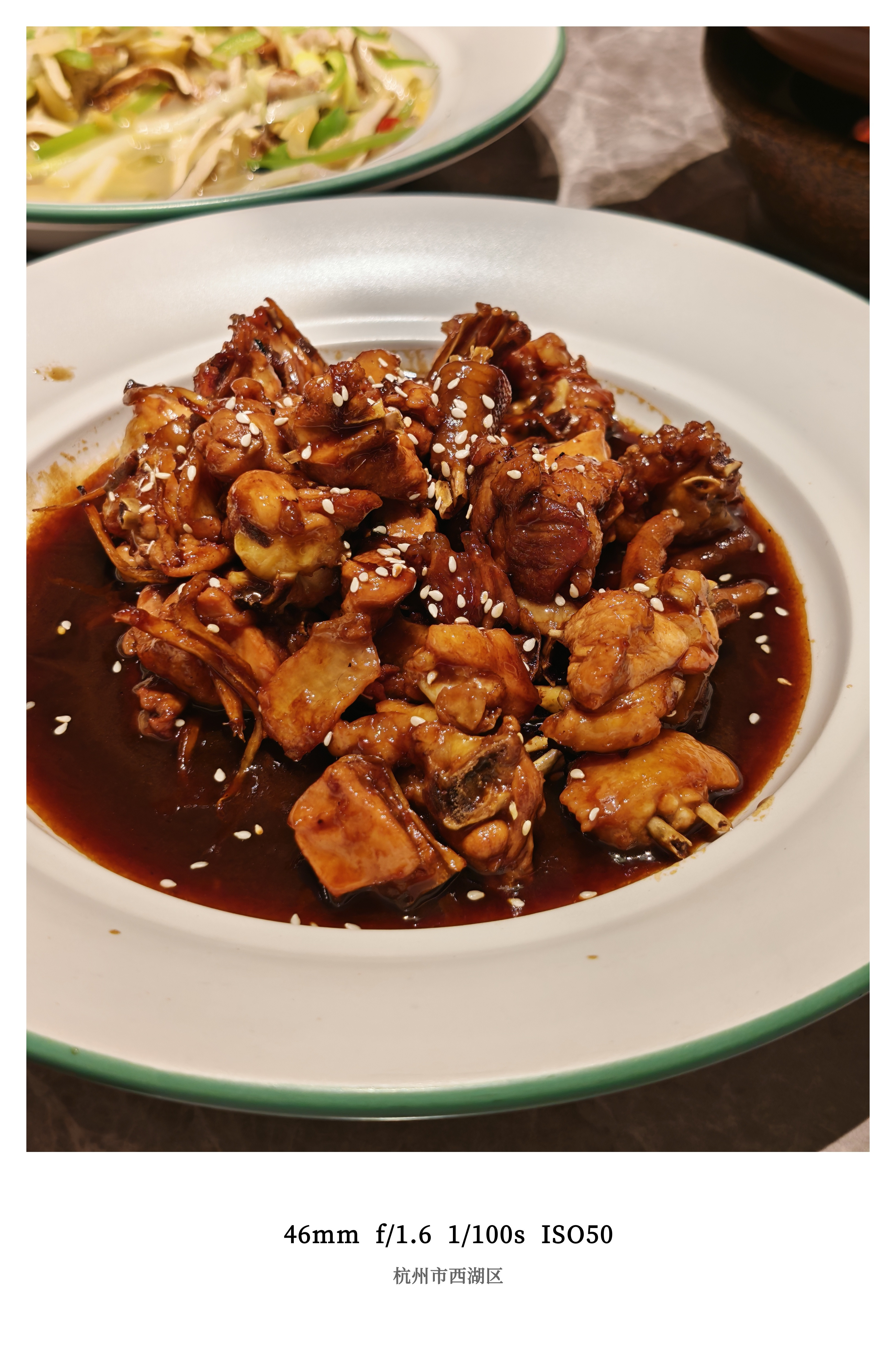不确定是不是杭州特色菜醋炒鸡有朋友吃过咩别的不敢保证比西湖醋鱼好吃一百倍