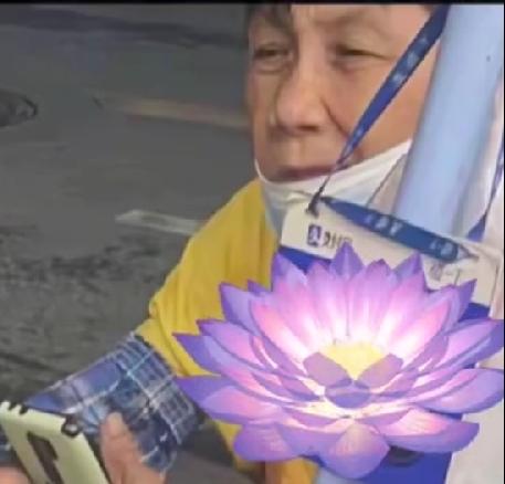 梅姨摆摊卖芒果生活照，网友实拍分享，长相与刚曝光2010年登记证件照，确实像同一