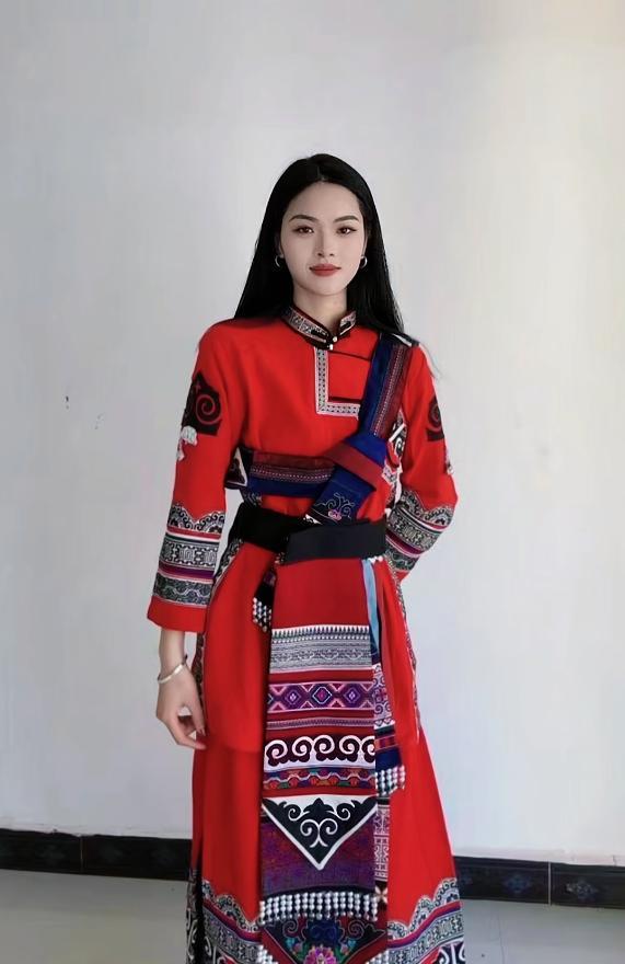 云南24岁美女店主赵杨珍的葬礼上，肇事者冷静旁观：你的一个红灯，碾碎了她滚烫的人