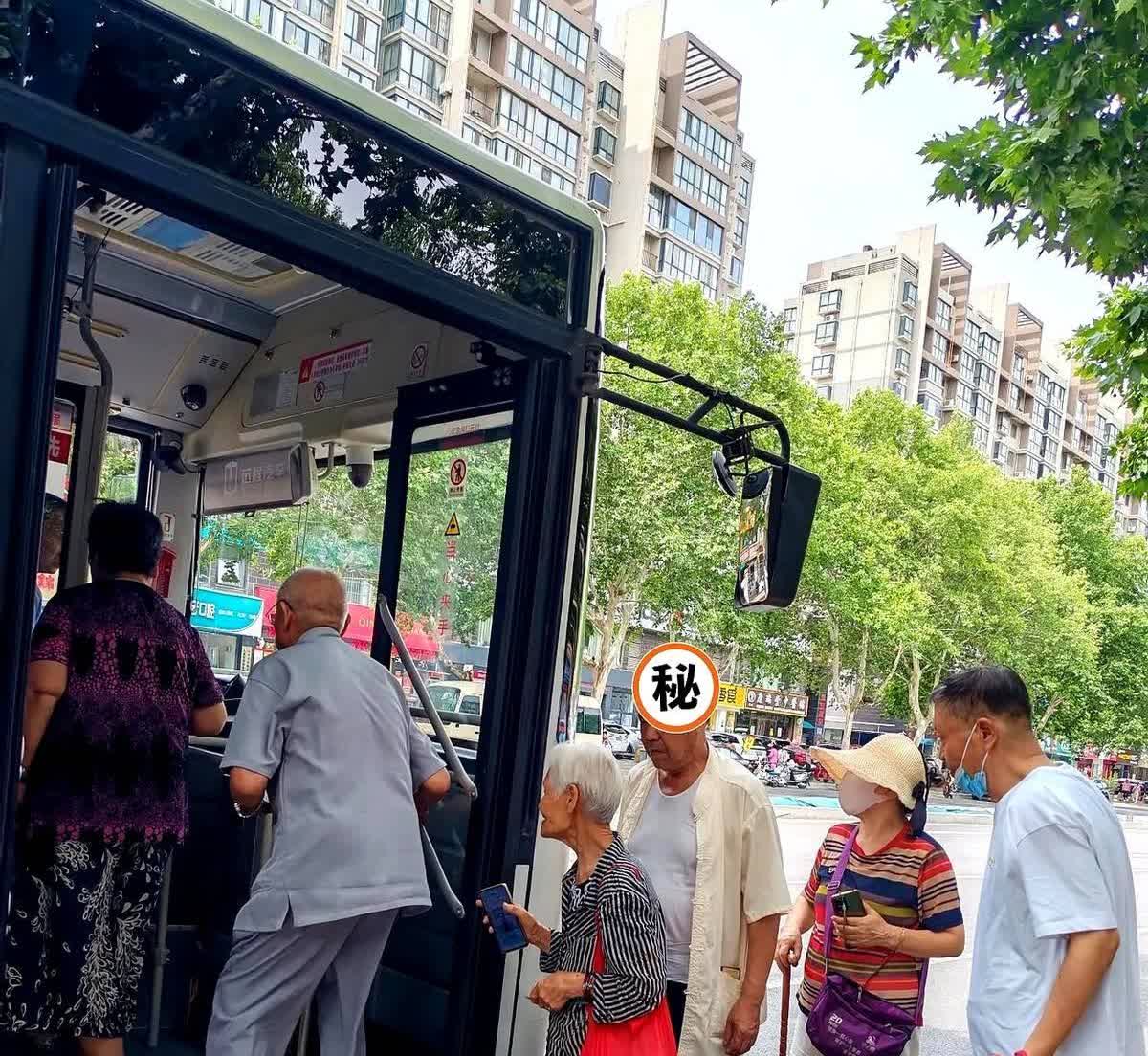 突然明白了公交公司的不易。昨日我乘坐202路公交车，路边等车时亲眼见证了