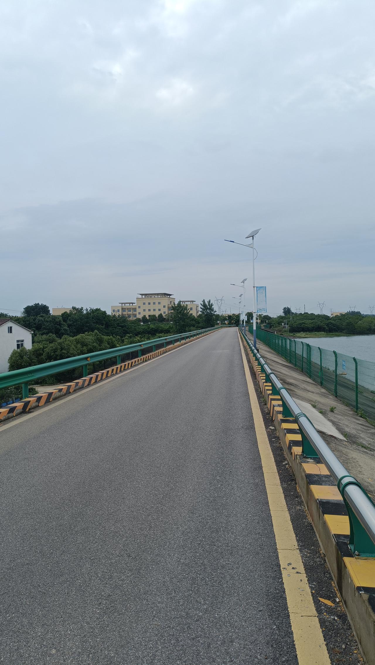 寨子坡水库位于荆门东宝区，水库南边修建的非常漂亮，园林绿岛，适合拍照打卡。坝上
