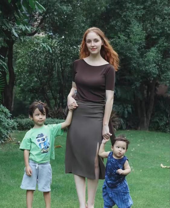 2018年，21岁意大利富家女，瞒着父母与27岁广西农村男子相恋生子，婚后竟迷上