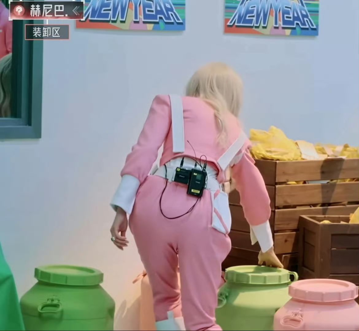 迪丽热巴超绝腰臀比不知道大家看没看过她爸爸的照片，他的腿就超级长​​​
