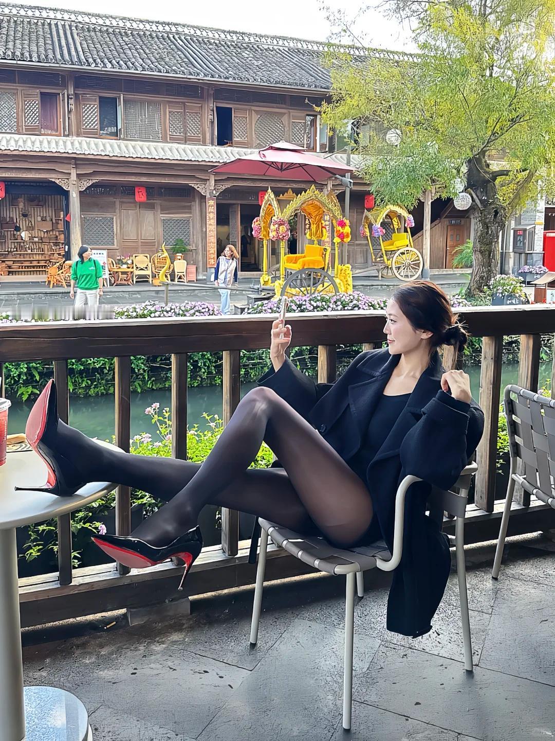 什么样的丝袜，能搭配得时尚不媚俗人妻😘😘