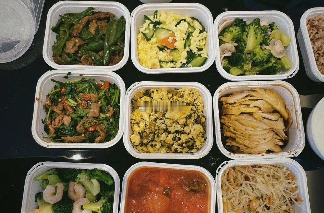 张钧甯不会点外卖啊，一大桌子菜，好几个菜都重复了。按女明星的食量来说，她能吃掉一