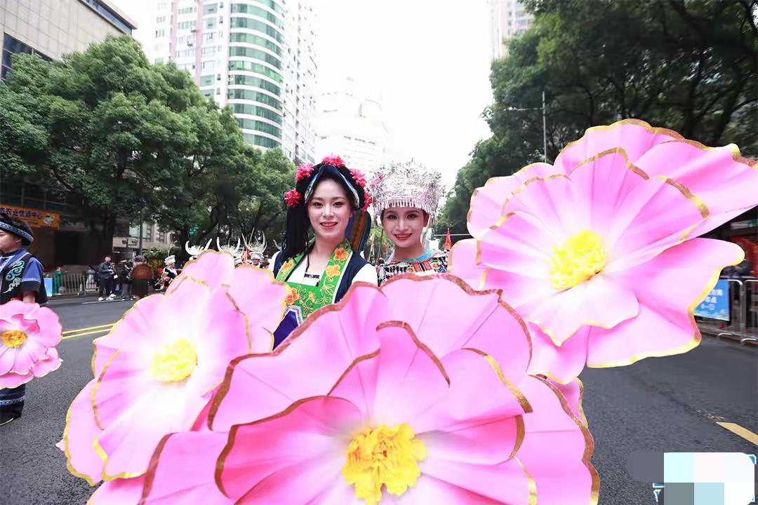 早上五点就起床去参加贵州民族团结大巡游，结果到的比我们早的人多的是。光顾看人头了