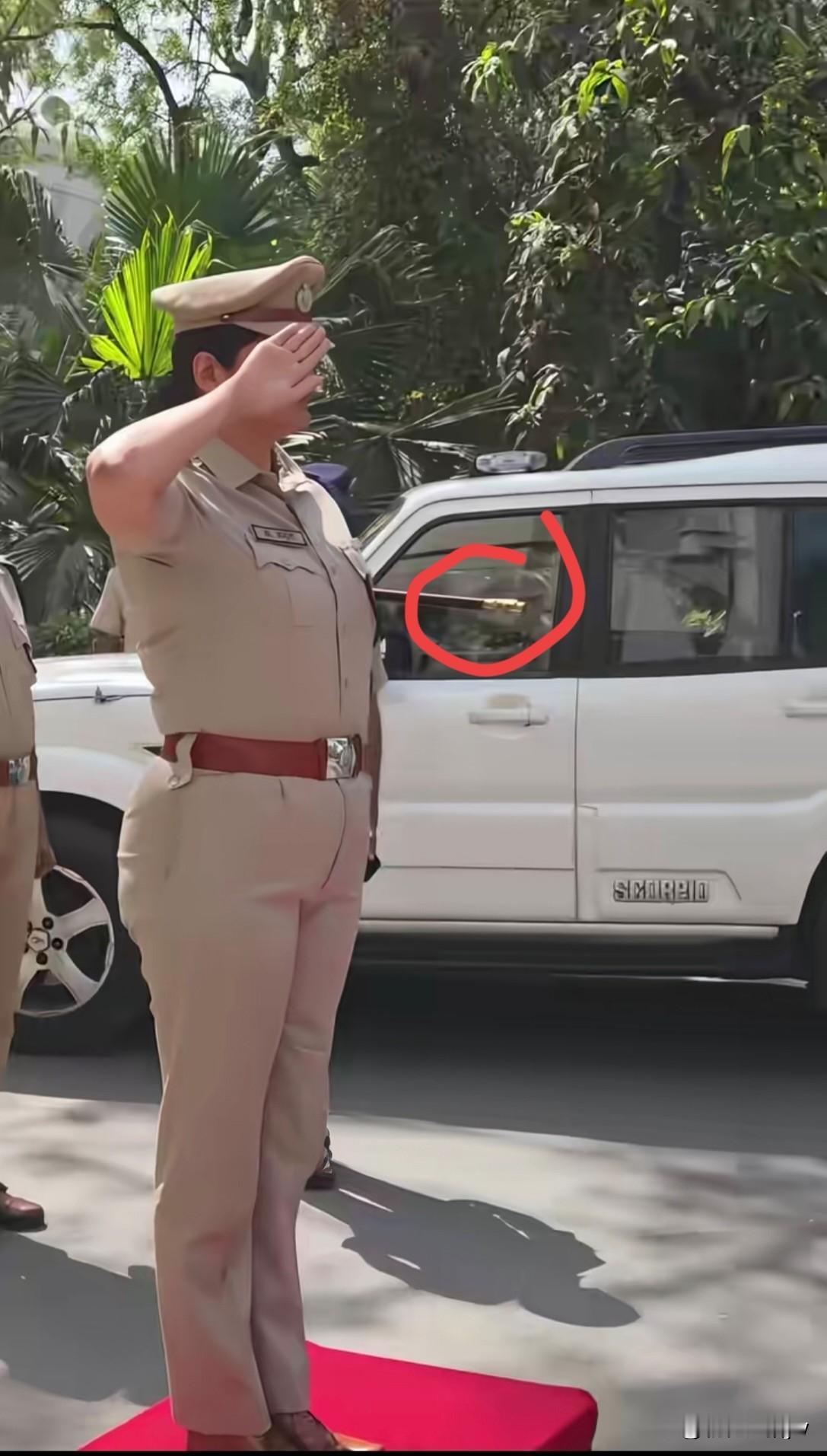 谁懂啊？为什么印度女警官不佩枪，腋下却夹根棍？你知道吗？