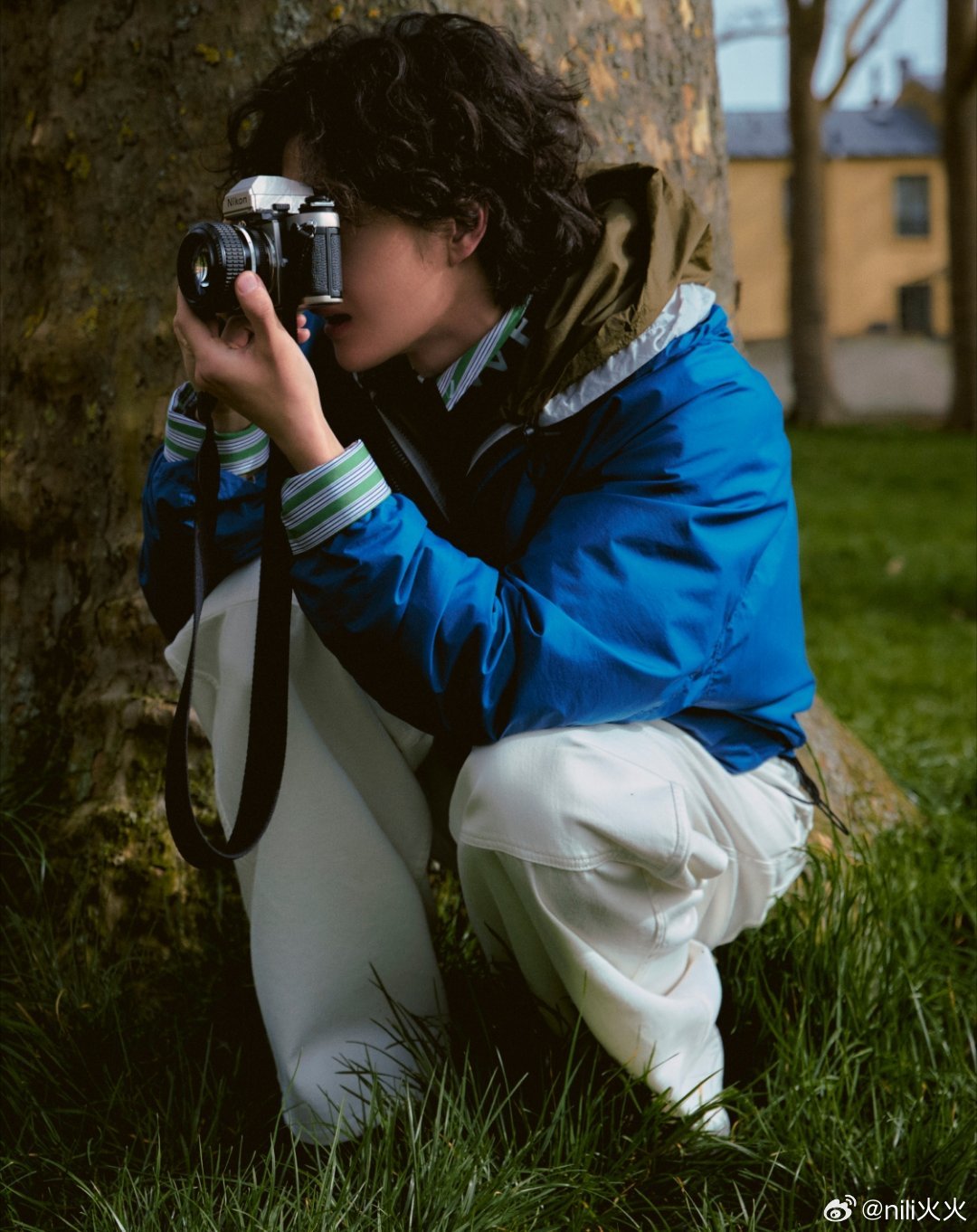 帅成啥样了！！王一博闪耀巴黎✨小王摄影师同时上线，走到哪里都在拍 王一博巴黎时装