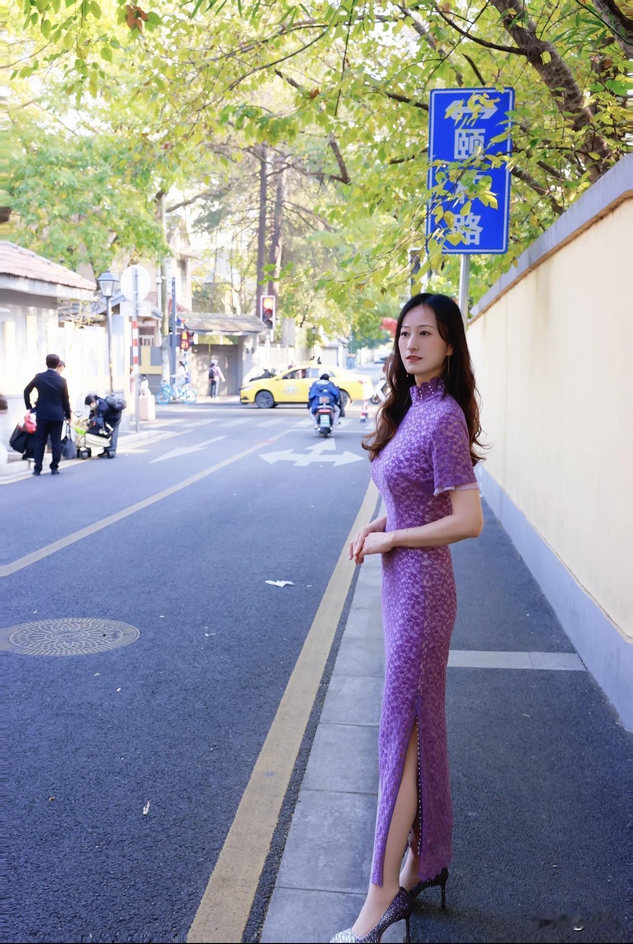 优美的大曲线身材是怎样练的?训练上，每周得进行数次力量训练，像仰卧起坐、平板支撑