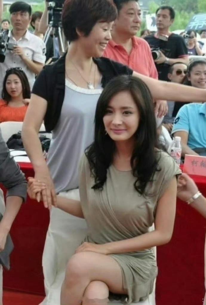 当年这张图片被乱传成杨幂当众被投资人揩油，然而真相却是……投资人是女的