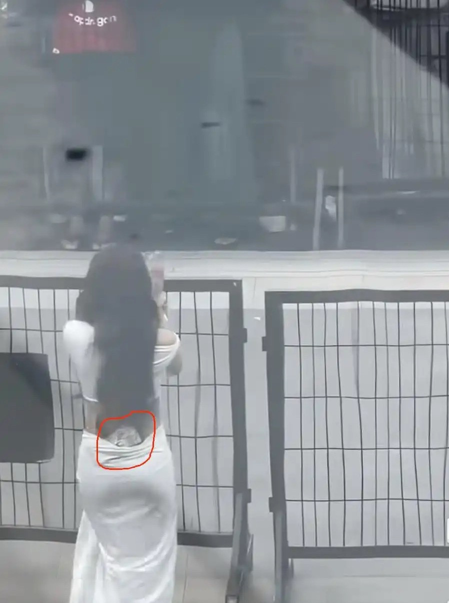 Lisa的腰细的只比手机宽一点点，粉丝太讽刺，一边说着别搞什么身材焦虑