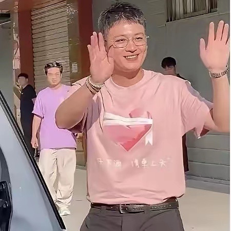 欧豪怎么变成这么宽了，看来伙食不错，人都胖了。