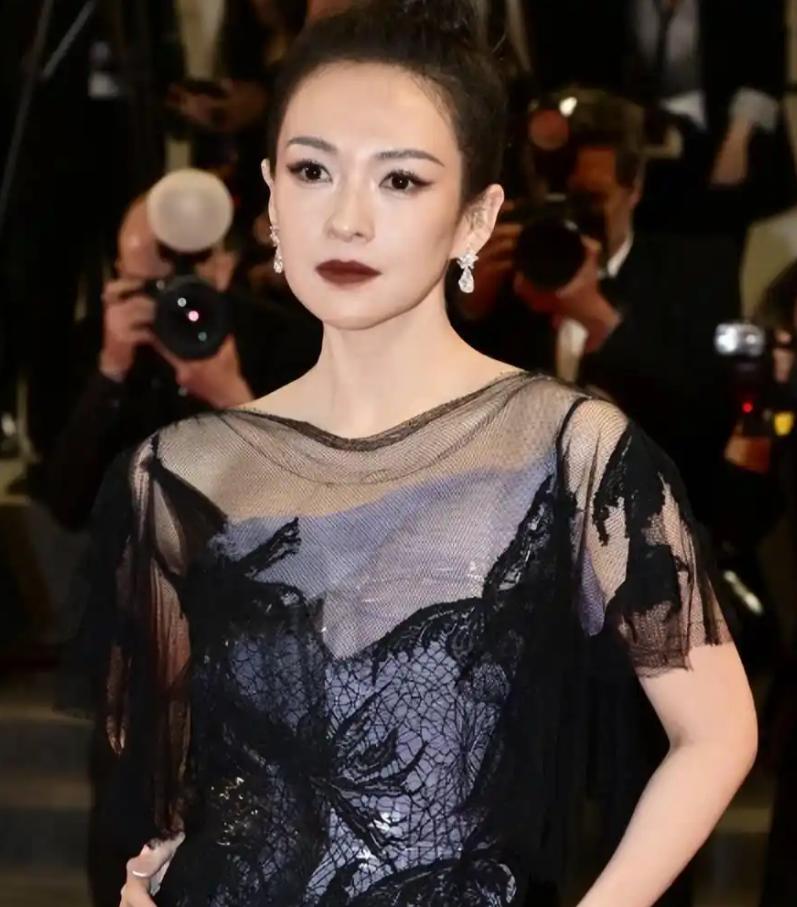 别让她跑了？章子怡套现3亿登上热搜不到3小时，恶心的一幕就出现了：230万变3亿