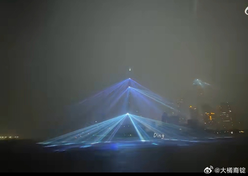 上海下了一夜暴雨据说上海昨天下了一夜的暴雨，有人还拍到东方明珠被雷击中的照片，据