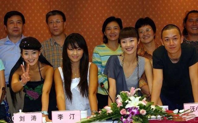 19年前的刘涛，远不如旁边那两位美女。但今天的刘涛，却成为人妻的代言人，红得发
