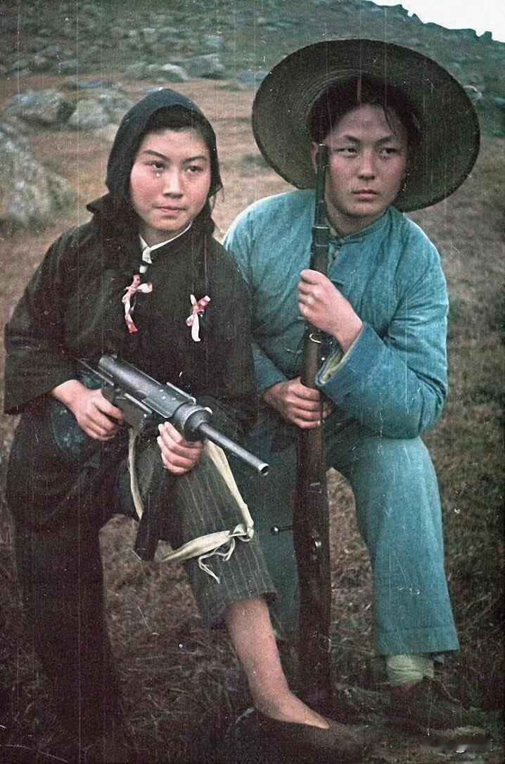 苏联镜头下镇江游击队“十三太保”…1949年，苏联摄影师为拍摄纪录片《中国人民的